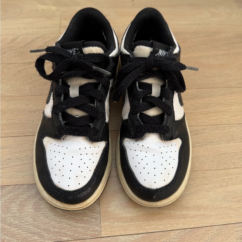 Nike Kids Low Dunk Pandas. Black and white, size 1.5Y.
